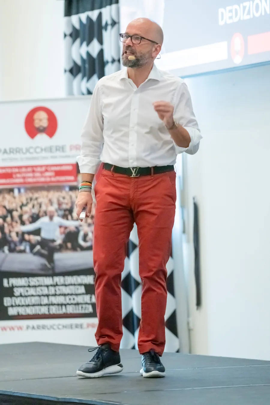 Lele Canavero sul palco durante un evento di Imprenditori della Bellezza